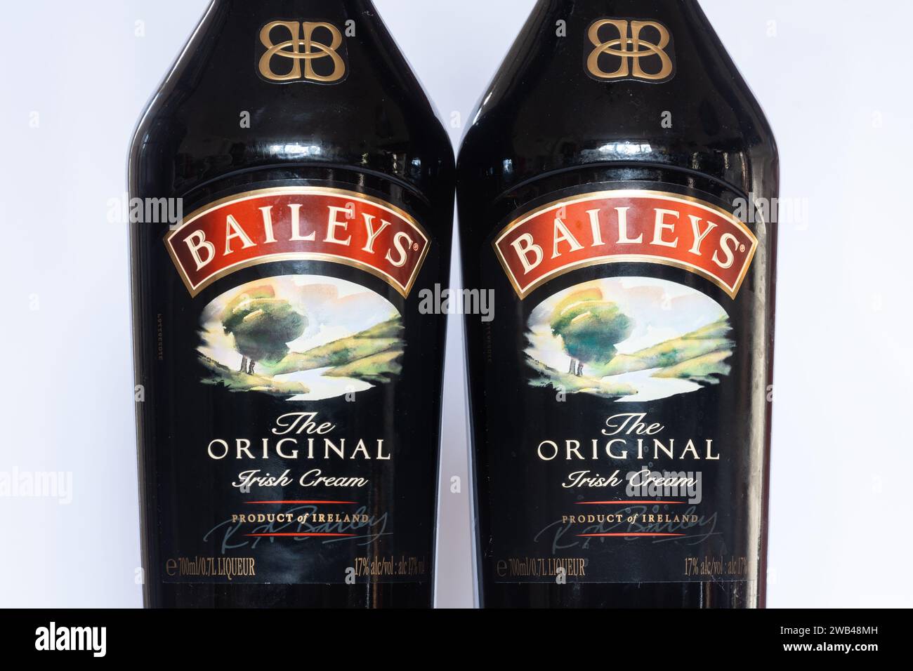 Due bottiglie di Baileys Original Irish Cream tagliate su sfondo bianco Foto Stock