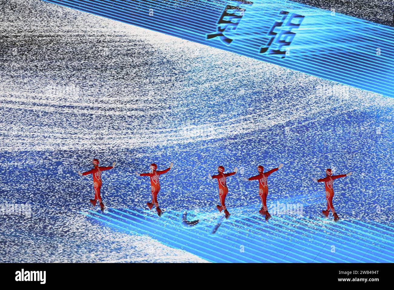 4 FEBBRAIO 2022 - Pechino, Cina: Un gruppo di pattinatori su ghiaccio si ritagliano dei sentieri sul pavimento dei LED durante la cerimonia di apertura del G Olimpico invernale di Pechino 2022 Foto Stock