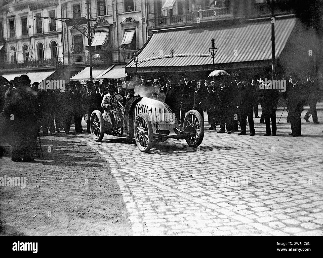 Prima edizione della 24 ore di le Mans endurance sport car race (24 heures du Mans). 26 e 27 giugno 1906. Un concorrente di fronte al "Café Gruber", Place de la République a le Mans. Foto di Jean de Biré Foto Stock