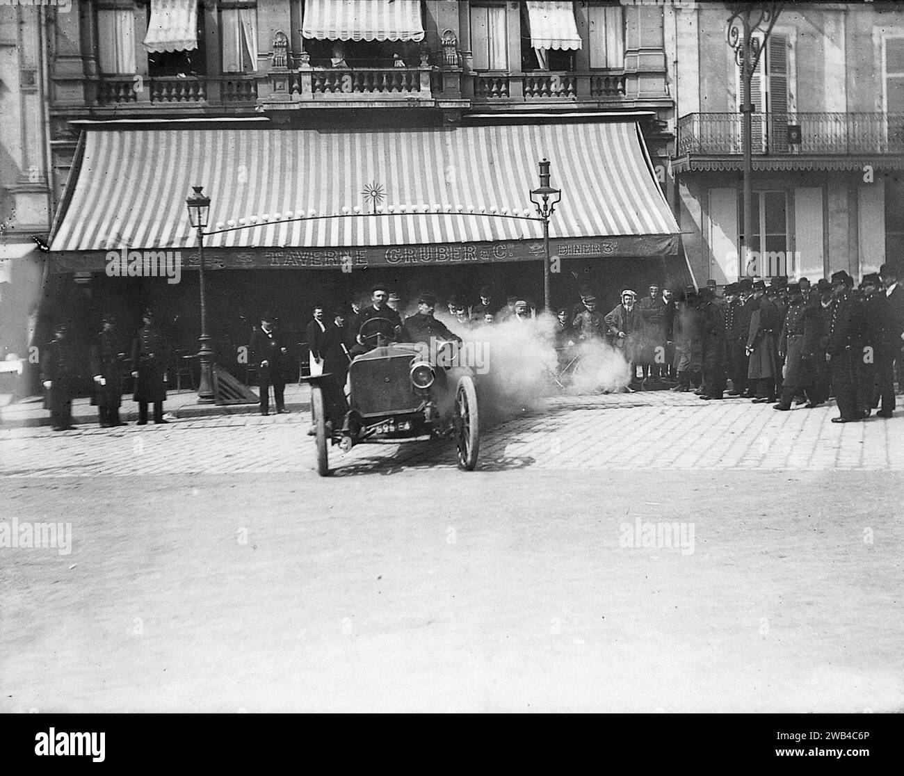 Prima edizione della 24 ore di le Mans endurance sport car race (24 heures du Mans). 26 e 27 giugno 1906. Skidding di un concorrente di fronte al "Café Gruber", Place de la République a le Mans. Foto di Jean de Biré Foto Stock