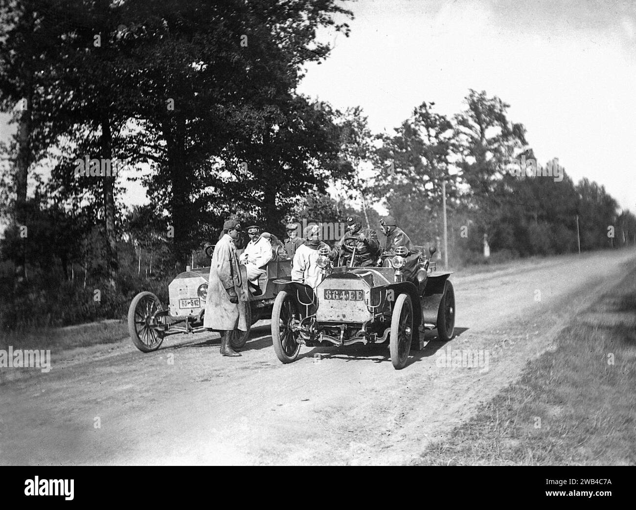 Prima edizione della 24 ore di le Mans endurance sport car race (24 heures du Mans). 26 e 27 giugno 1906. Due auto si sono fermate in mezzo alla strada. Foto di Jean de Biré Foto Stock