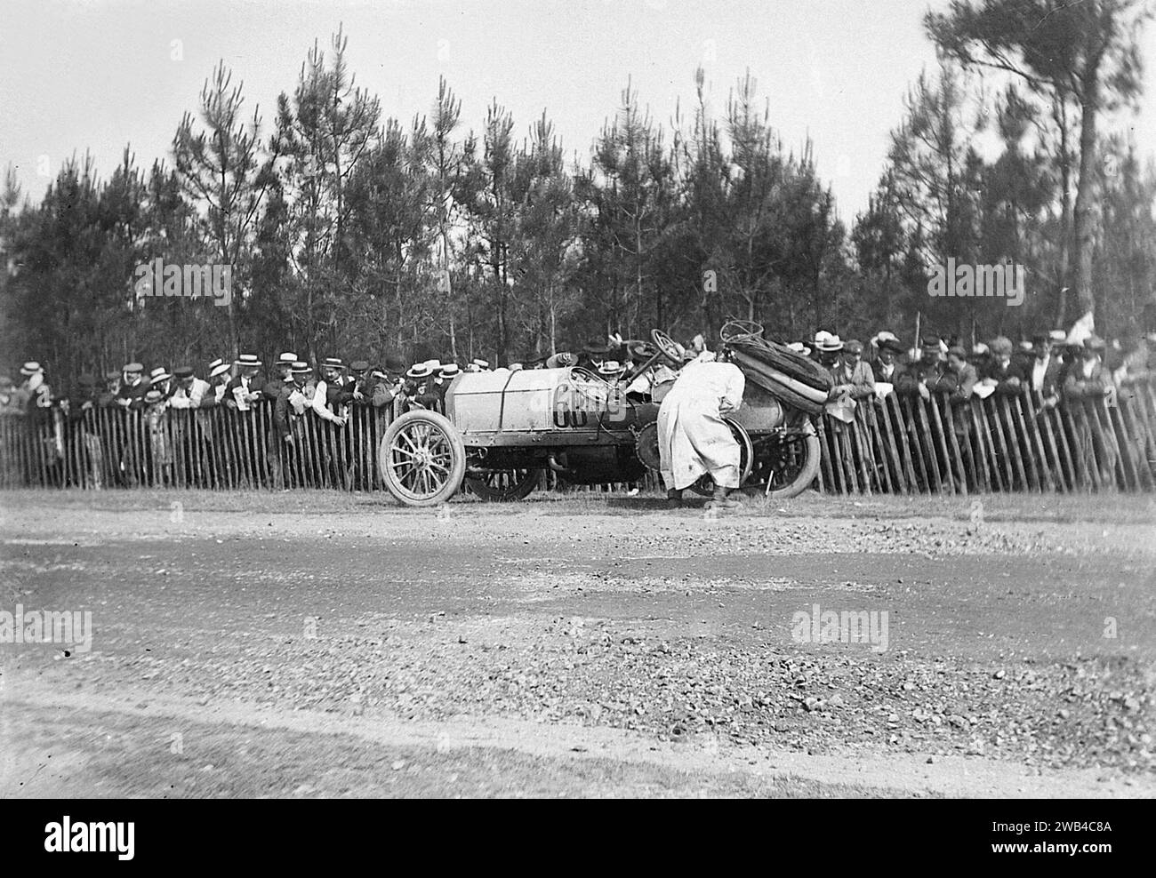 Prima edizione della 24 ore di le Mans endurance sport car race (24 heures du Mans). 26 e 27 giugno 1906. La Mercedes II guidata da Mariaux aveva uno pneumatico sgonfio. Foto di Jean de Biré Foto Stock