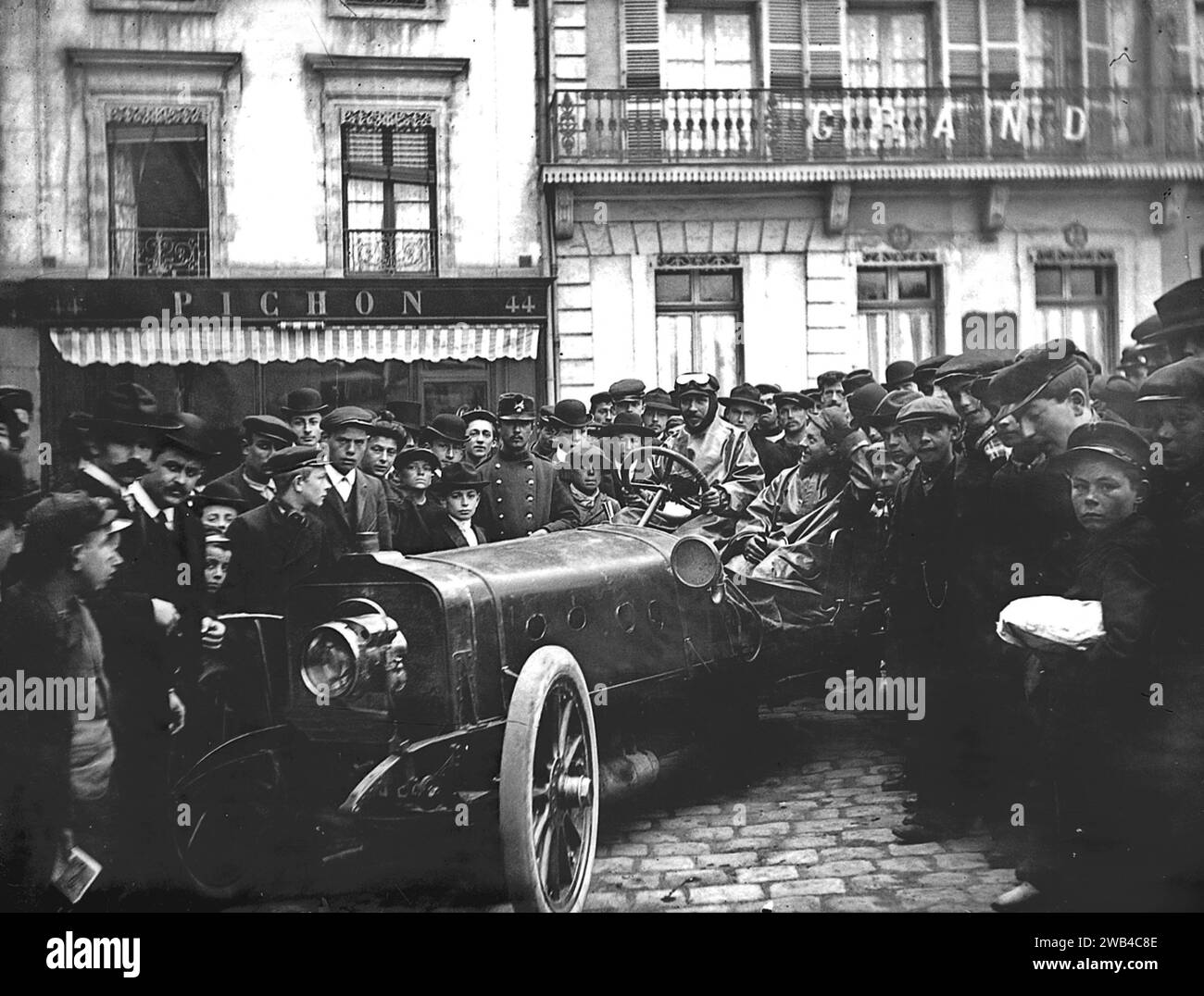 Prima edizione della 24 ore di le Mans endurance sport car race (24 heures du Mans). 26 e 27 giugno 1906. Un pilota circondato da spettatori in Place de la République a le Mans. Foto di Jean de Biré Foto Stock