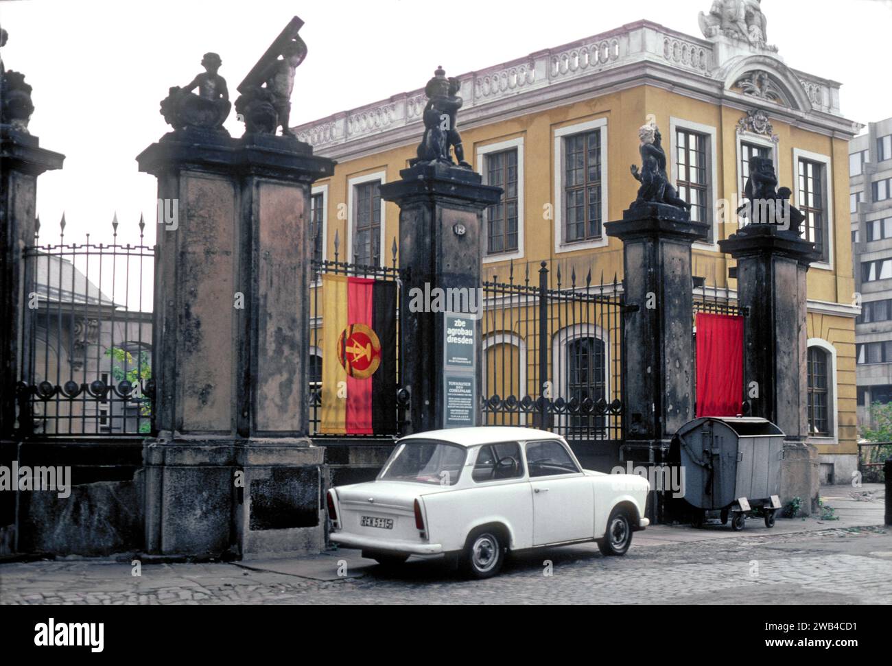 Auto parcheggiata di fronte all'ingresso del Cosel Palace a Dresda, Germania Est. 1982 Foto Stock Auto parcheggiata di fronte all'ingresso del Cosel Palace a Dresda, Germania Est. 1982 Foto Stock