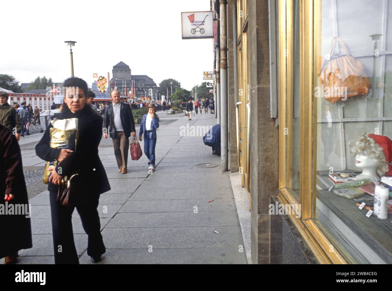 Passanti in una strada dello shopping a Dresda, Germania Est. 1982 Foto Stock