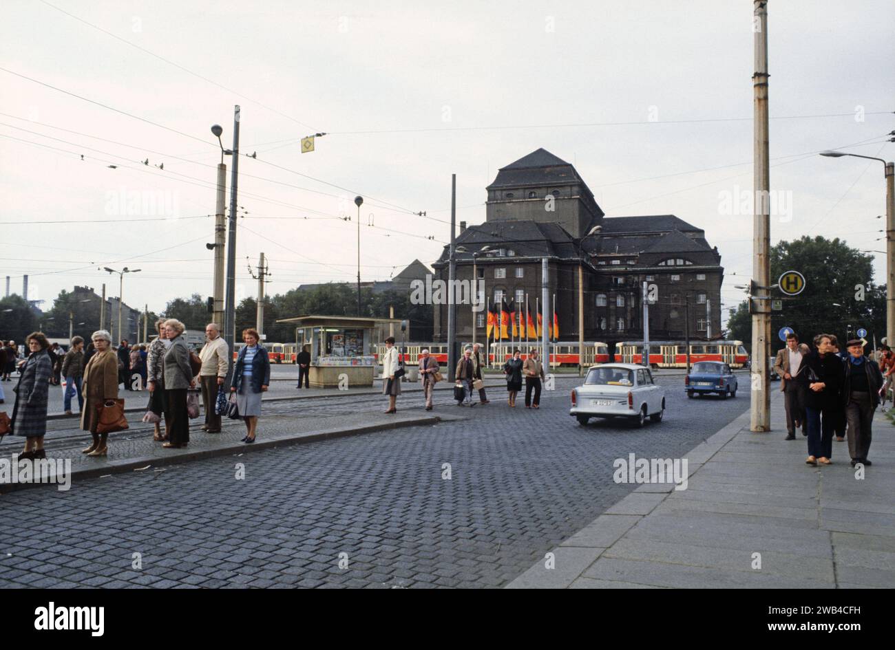Tedeschi in attesa di un tram a Dresda, Germania Est. 1982 Foto Stock Tedeschi in attesa di un tram a Dresda, Germania Est. 1982 Foto Stock