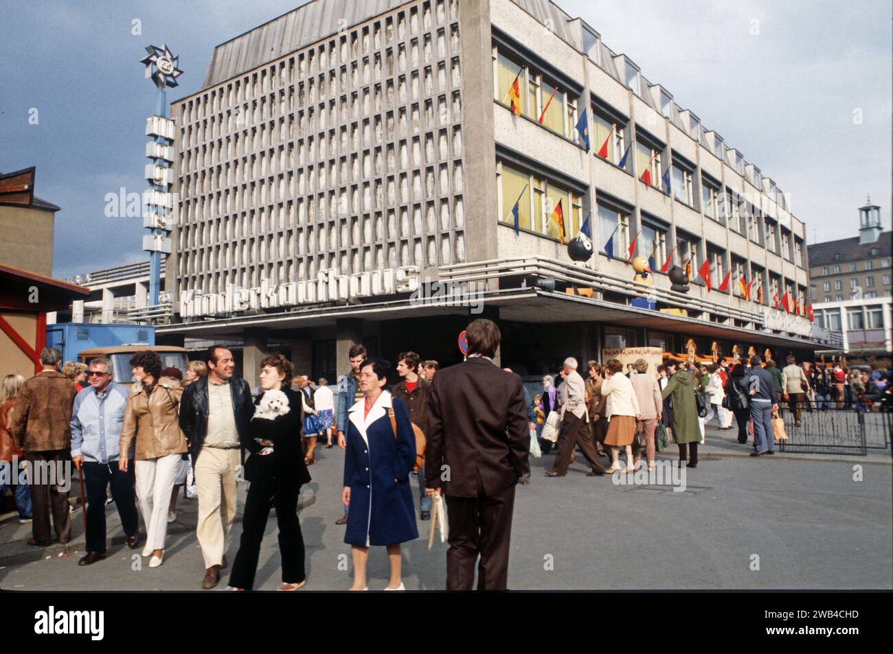 Mercato all'aperto a Dresda, Germania Est: Negozio di giocattoli per bambini. 1982 Foto Stock