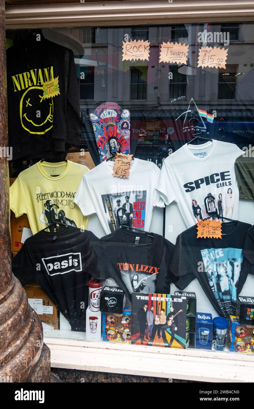 T-shirt Rock nella finestra del negozio in Mathew Street Liverpool Foto Stock