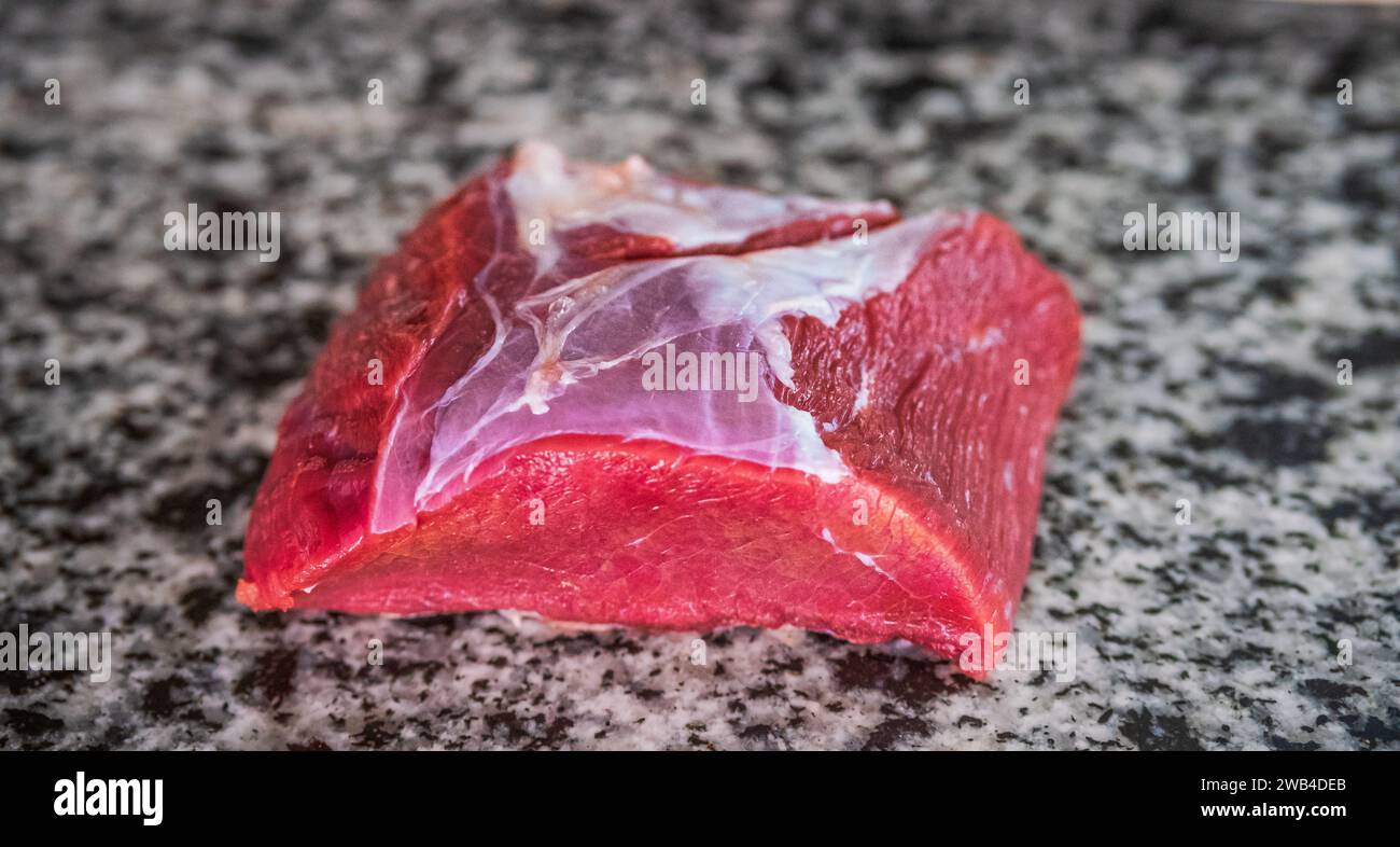 Carne rossa cruda fresca su una pietra di marmo. La carne rossa è una buona fonte di proteine e ferro. La carne rossa ci fornisce ferro, zinco e vitamine B. Foto Stock