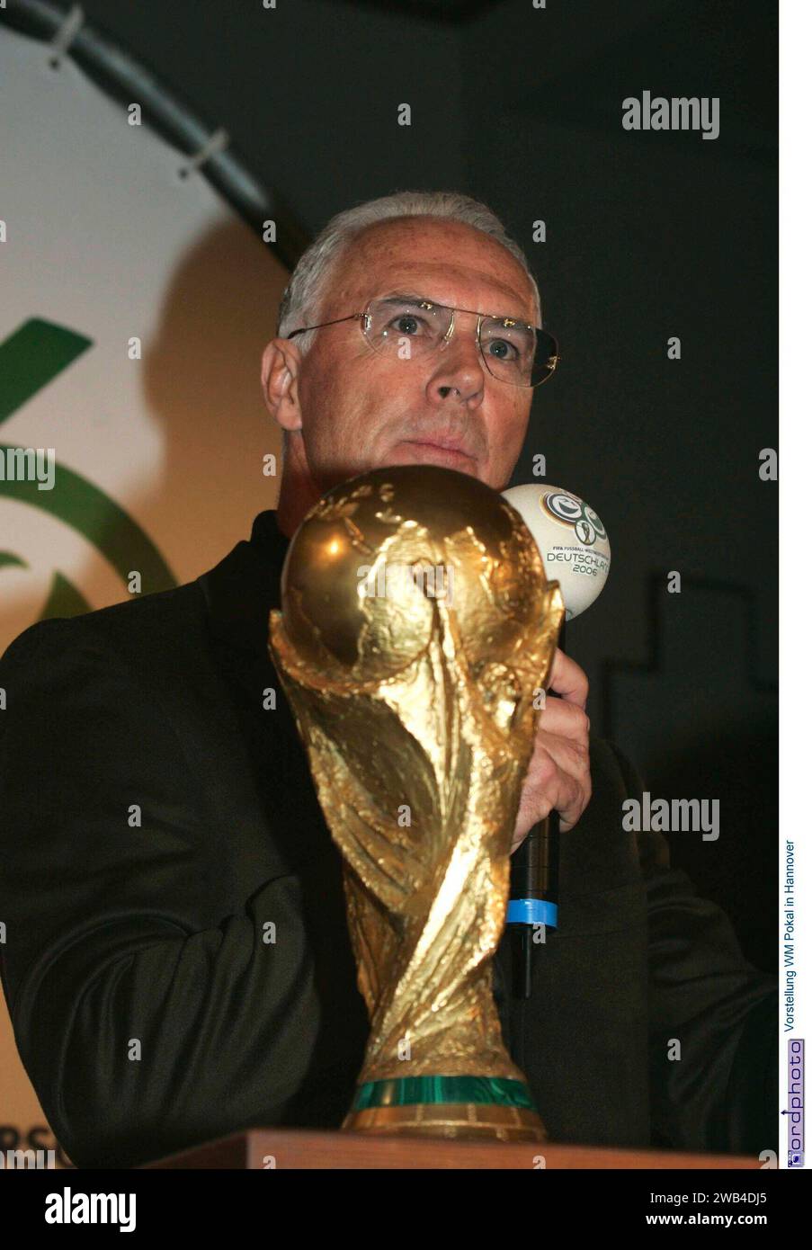 Einladung DFB Rathaus Hannover mit Franz Beckenbauer und OB. AM 24.02.2005 Neues Rathaus ad Hannover - Vorstellung des WM Pokal. Franz Beckenbauer. Foto: ? Nordphoto Der Kaiser ist Tot _ AM 07.01.12024 ist Franz Beckernbauer verstorben, so wurde es heute in einer Pressemitteilung bekannt gegeben R.I.P Foto Stock