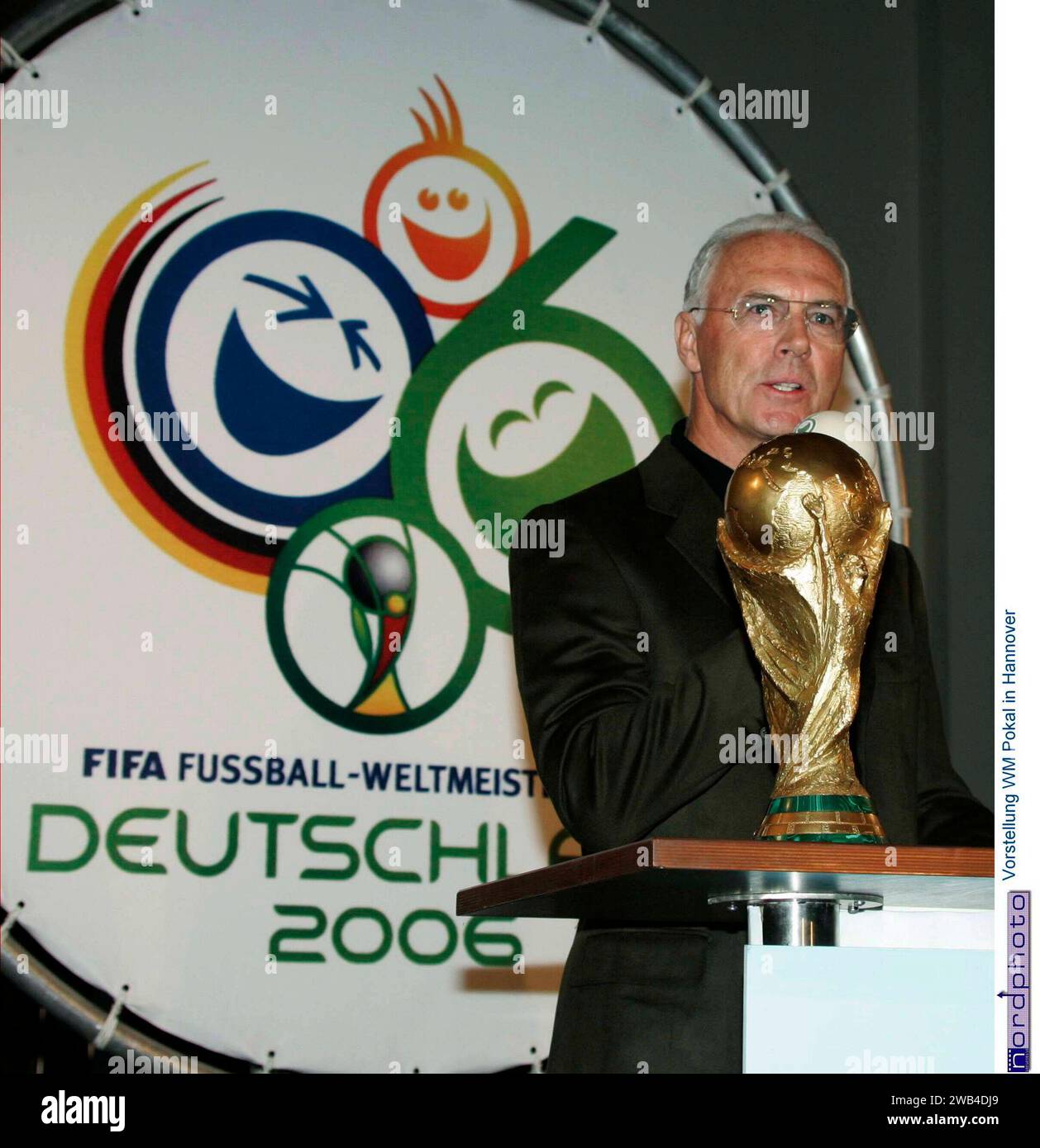 Einladung DFB Rathaus Hannover mit Franz Beckenbauer und OB. AM 24.02.2005 Neues Rathaus ad Hannover - Vorstellung des WM Pokal. Franz Beckenbauer. Foto: ? Nordphoto Der Kaiser ist Tot   AM 07.01.12024 ist Franz Beckernbauer verstorben, so wurde es heute in einer Pressemitteilung bekannt gegeben R.I.P Foto Stock