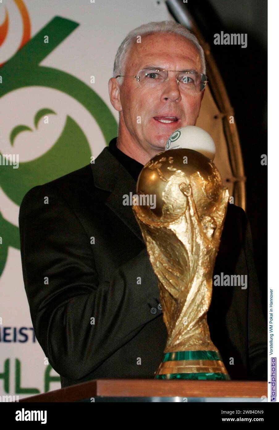 Einladung DFB Rathaus Hannover mit Franz Beckenbauer und OB. AM 24.02.2005 Neues Rathaus ad Hannover - Vorstellung des WM Pokal. Franz Beckenbauer. Foto: ? Nordphoto Der Kaiser ist Tot   AM 07.01.12024 ist Franz Beckernbauer verstorben, so wurde es heute in einer Pressemitteilung bekannt gegeben R.I.P Foto Stock