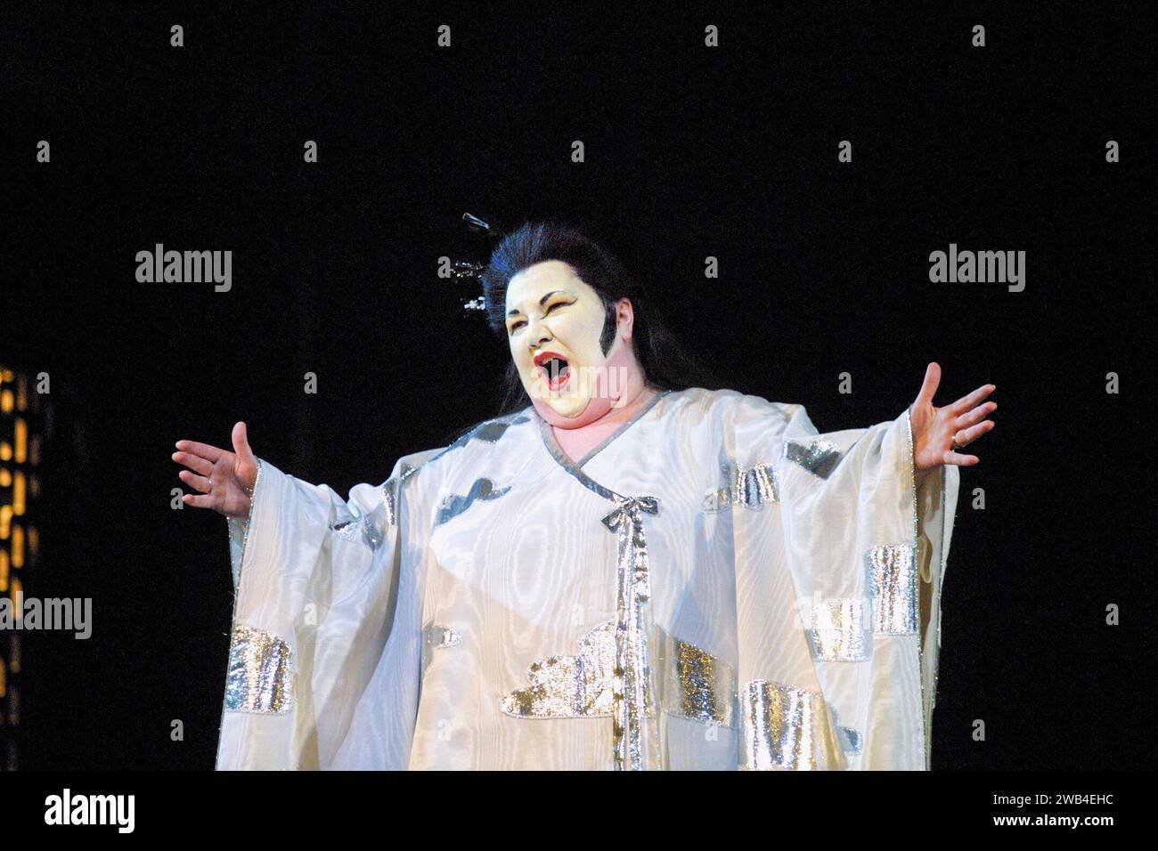 Jane Eaglen (Principessa Turandot) in TURANDOT alla Royal Opera, Covent Garden, Londra WC2 19/02/2001 musica: Giacomo Puccini libretto: Giuseppe Adami & Renato Simoni direttore: Christian Badea disegno: Sally Jacobs illuminazione: F Mitchell Dana coreografia: Kate Flatt direttore: Andrei Serban Foto Stock