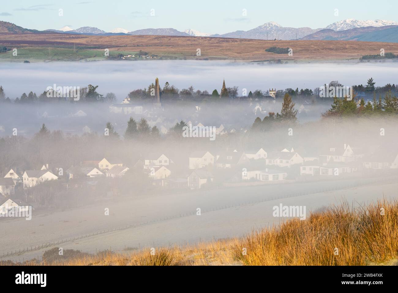 Killearn, Stirling, Scozia, Regno Unito - Vista dalle Campsie Fells del villaggio di Killearn durante un'inversione di nuvole invernale Foto Stock
