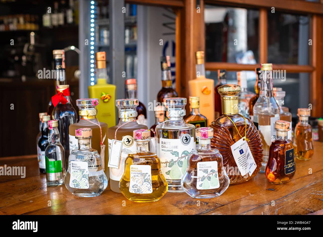 Bottiglie di alcolici e alcolici in un bar del ristorante. Gli alcolici in bottiglia sono esposti sullo scaffale. Varietà di etichette, marchi e suppli importati e nazionali Foto Stock