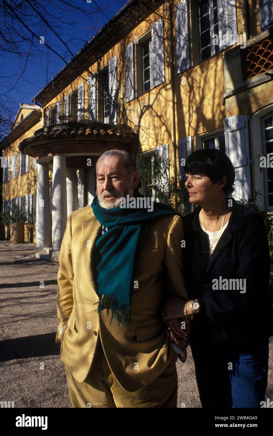 Bernard buffet artista francese pittore espressionista (1928-1999) Francia circa 1995. Con la moglie Annabel Schwob nella loro casa a Tourtour in Provenza, Francia. 1994 1990S EUROPE HOMER SYKES Foto Stock