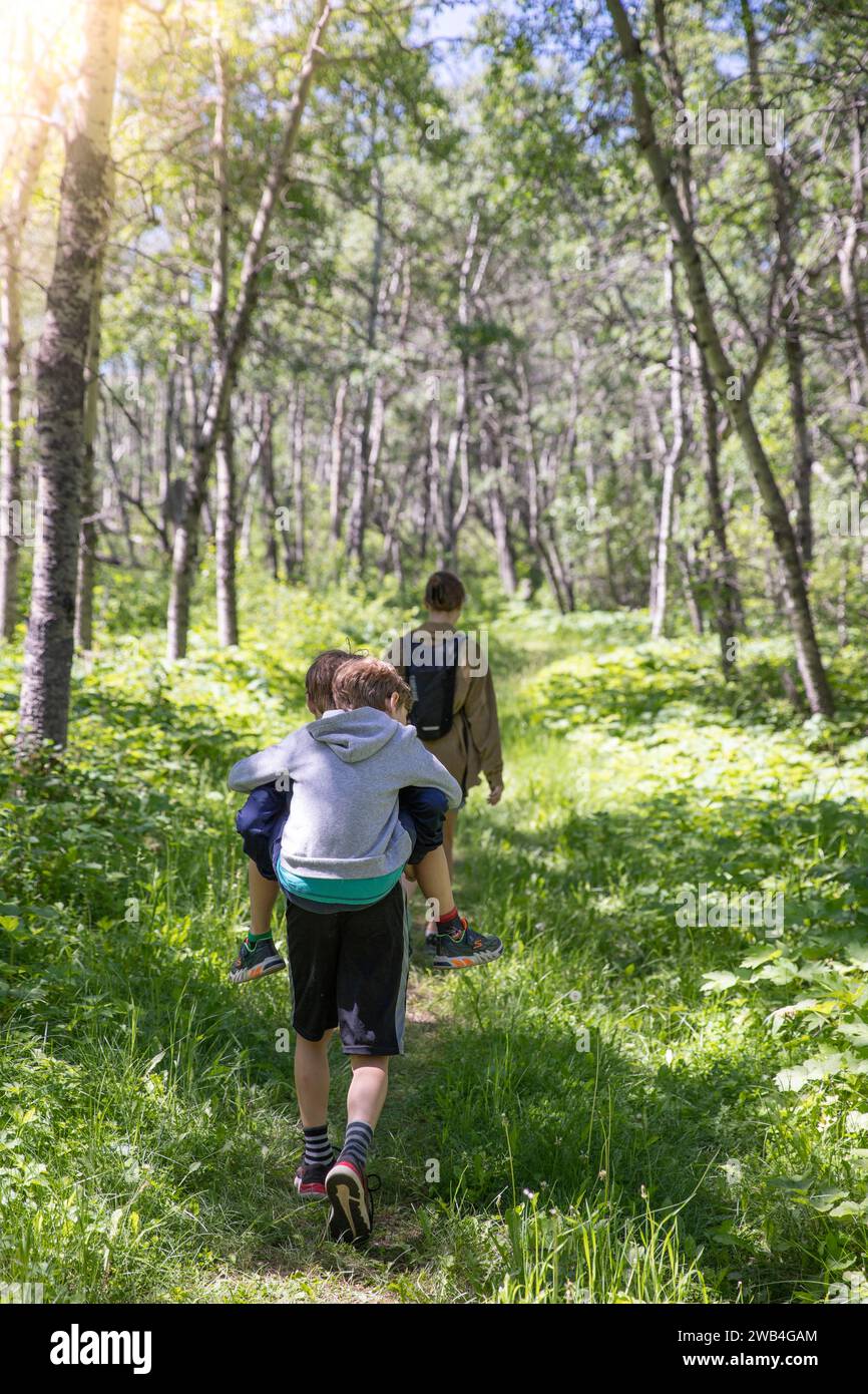 Escursioni per bambini su un sentiero naturalistico nel Cypress Hills Interprovincial Park, Alberta, Canada Foto Stock