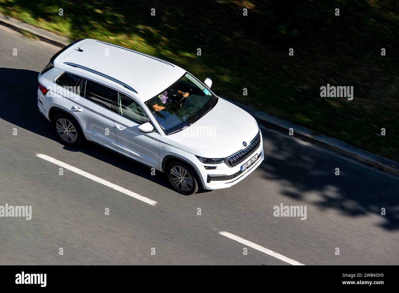 OSTRAVA, REPUBBLICA CECA - 24 AGOSTO 2023: SUV Skoda Kodiaq bianco, forte effetto di sfocatura del movimento, vista dall'alto Foto Stock