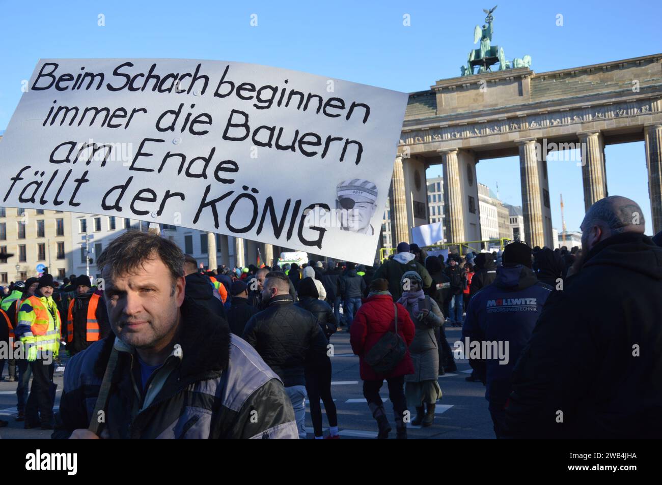 Berlino, Germania - 8 gennaio 2024 - gli agricoltori tedeschi protestano con i trattori alla porta di Brandeburgo contro le misure di austerità. (Foto di Markku Rainer Peltonen) Foto Stock