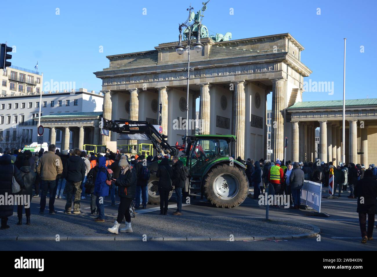 Berlino, Germania - 8 gennaio 2024 - gli agricoltori tedeschi protestano con i trattori alla porta di Brandeburgo contro le misure di austerità. (Foto di Markku Rainer Peltonen) Foto Stock