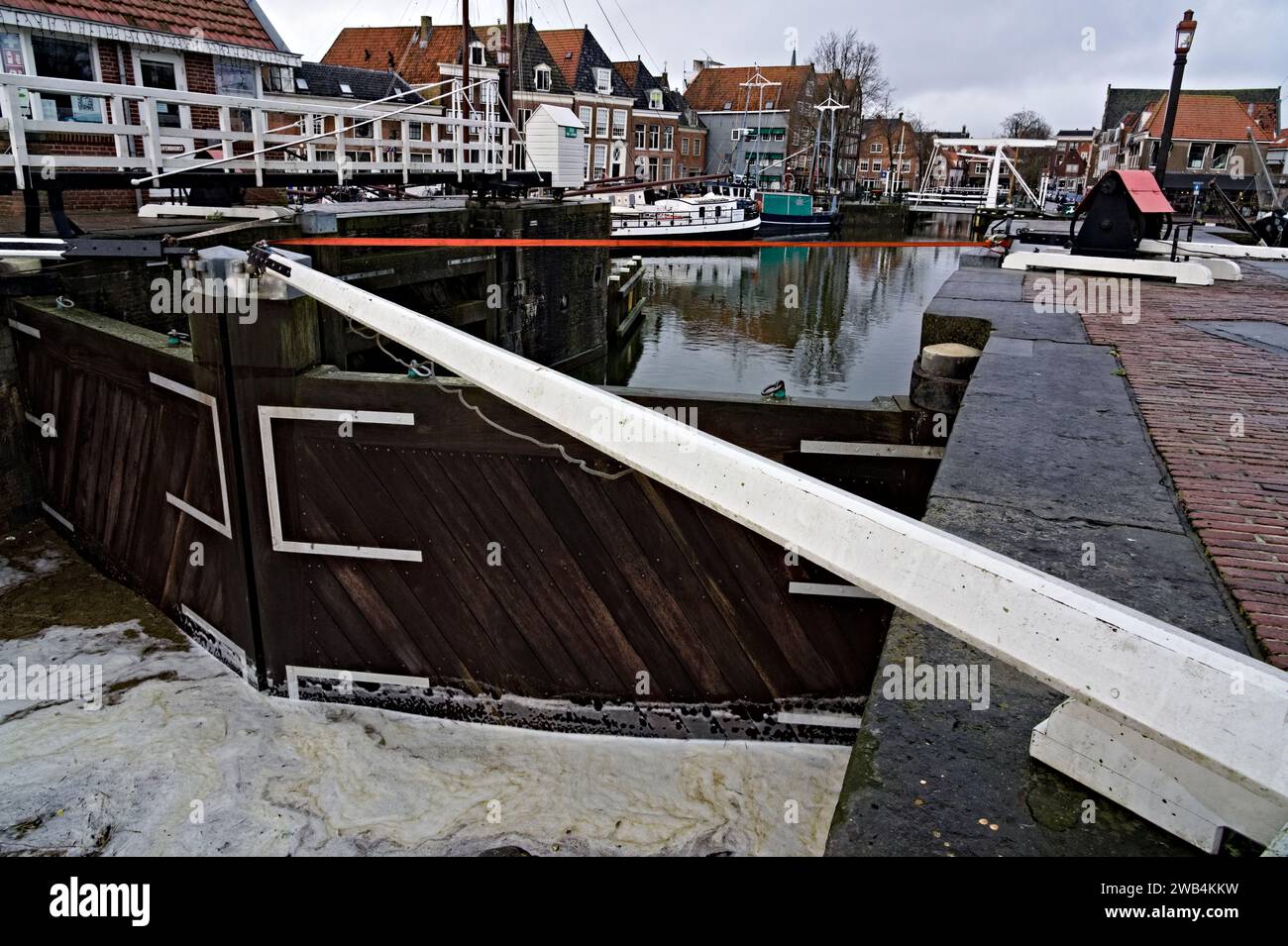Monumento nazionale chiusura del porto interno chiusa, rinforzata con cinghie di tensionamento per evitare inondazioni dal Markermeer. Storica città di Hoorn Foto Stock