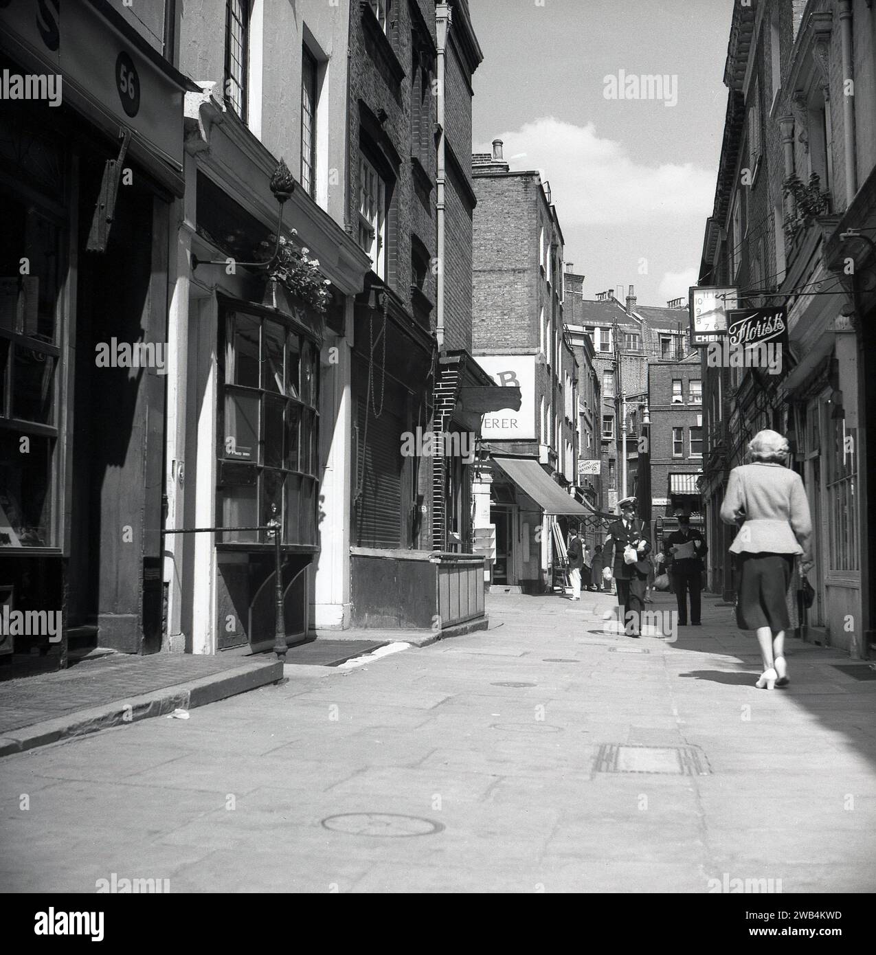 1950, storico vicolo lastricato a Shepherd Market, Mayfair, Londra, Inghilterra, Regno Unito. Un'affascinante piazza del XVIII secolo con negozi indipendenti, pub e ristoranti tra Piccadilly e Curzon Street nel West End di Londra, Shepherd Markert fu costruito tra il 1735 e il 1746 dal suo architetto e sviluppatore, Edward Shepherd, una figura di spicco del suo tempo. Foto Stock