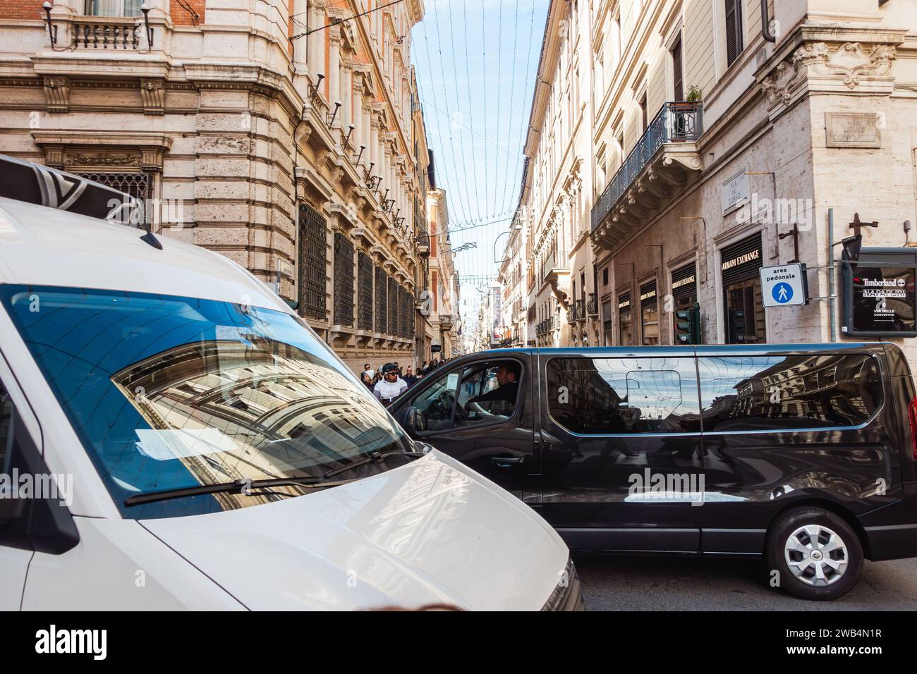 Roma, strada trafficata con traffico, auto in via del corso Foto Stock