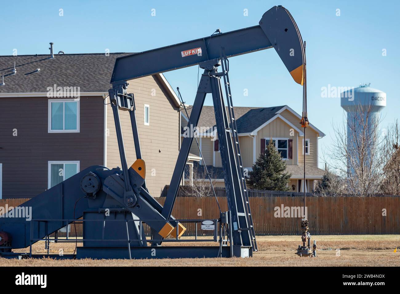 Frederick, Colorado - un pozzo petrolifero vicino a una suddivisione abitativa sul fronte del Colorado. Foto Stock