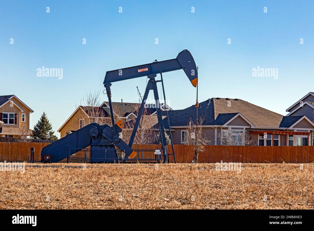 Frederick, Colorado - un pozzo petrolifero vicino a una suddivisione abitativa sul fronte del Colorado. Foto Stock