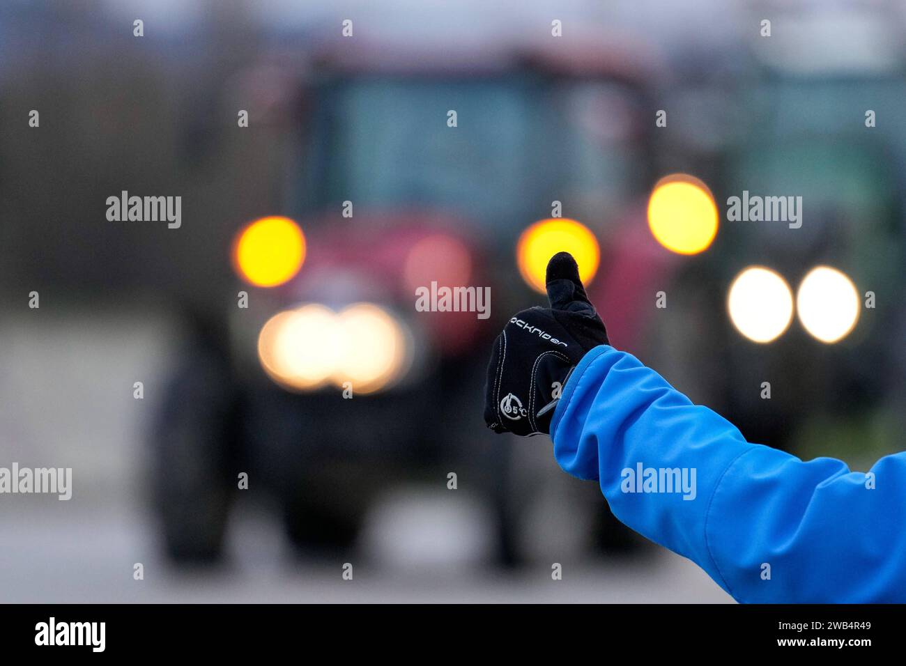 Ein passant hebt den Daumen und solidarisiert sich mit den Demonstranten, Daumen hoch, Solidarität, Mitgefühl, Zustimmung im Volk, in der Bevölkerung, protesta, protesta, protestieren, Aktion, Symbolfoto, Symbolbild, Symbol, 08.01.2024, Heidelberg Deutschland, News, Politik, Bauernprotesta a Heidelberg *** Un passante alza il pollice e mostra solidarietà con i manifestanti, pollice in alto, solidarietà, compassione, approvazione popolare, protesta, protesta, protesta, azione, foto simbolo, Symbol image, symbol, 08 01 2024, Heidelberg Germania , News, politica, Farmer protesta a Heidelberg xo Foto Stock
