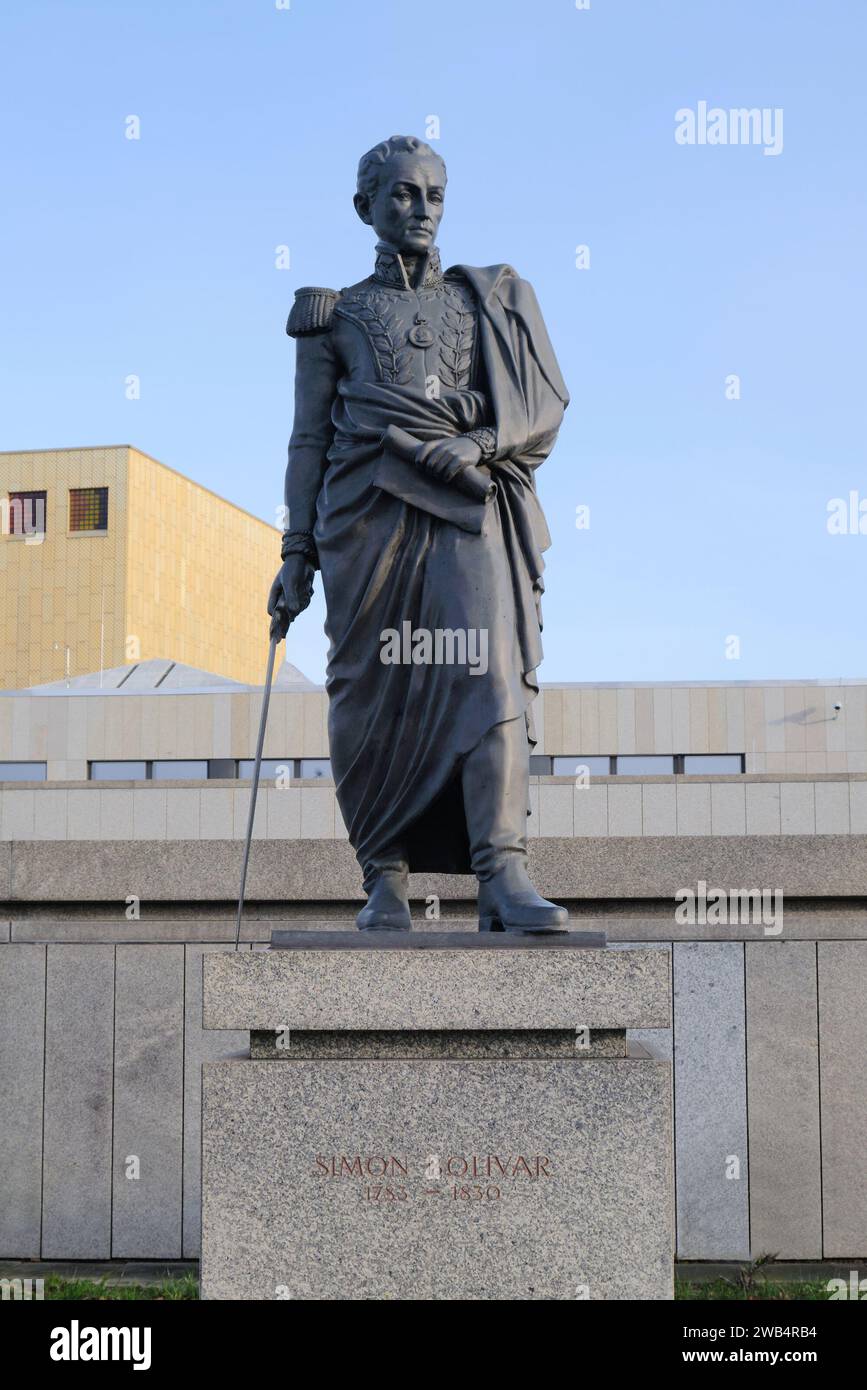 Berlino, Germania, 27. 12. 2023, Statua di Simon Bolivar di fronte all'Istituto Ibero-americano di Berlino Foto Stock