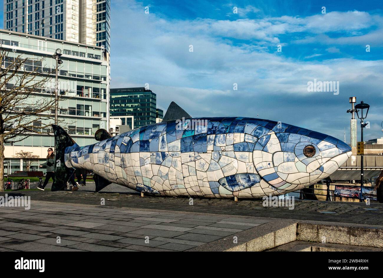 Una scultura in ceramica di John Kindness, The Big Fish su Donegall Quay, Belfast, Irlanda del Nord. Foto Stock