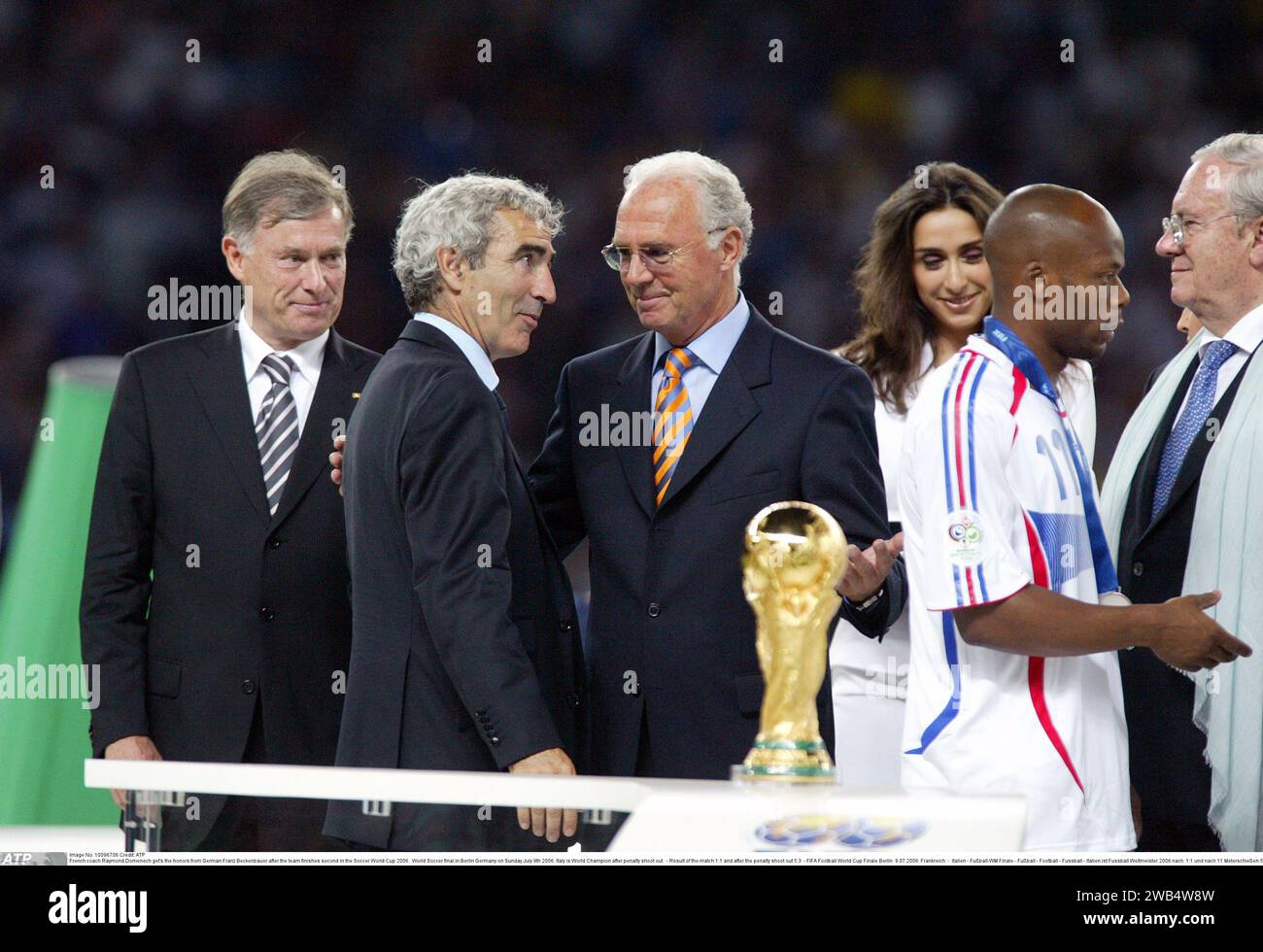La leggenda del calcio FRANZ BECKENBAUER è scomparso il 7 gennaio 2024 - l'allenatore francese Raymond Domenech ottiene l'onore dal tedesco Franz Beckenbauer dopo che la squadra si è classificata seconda nella Coppa del mondo di calcio 2006. Finale mondiale di calcio a Berlino Germania domenica 9 luglio 2006. L'Italia è campione del mondo dopo i calci di rigore. - Risultato della partita 1:1 e dopo i calci di rigore 5:3 - finale della Coppa del mondo di calcio FIFA Berlino 9.07.2006: Frankreich - Italien - Fuflball-WM finale - Fuflball - calcio - Fussball - Italien ist Fussball Weltmeister 2006 nach 1:1 e nach 11 Meterschieflen 5:3 - Copyright Foto Stock