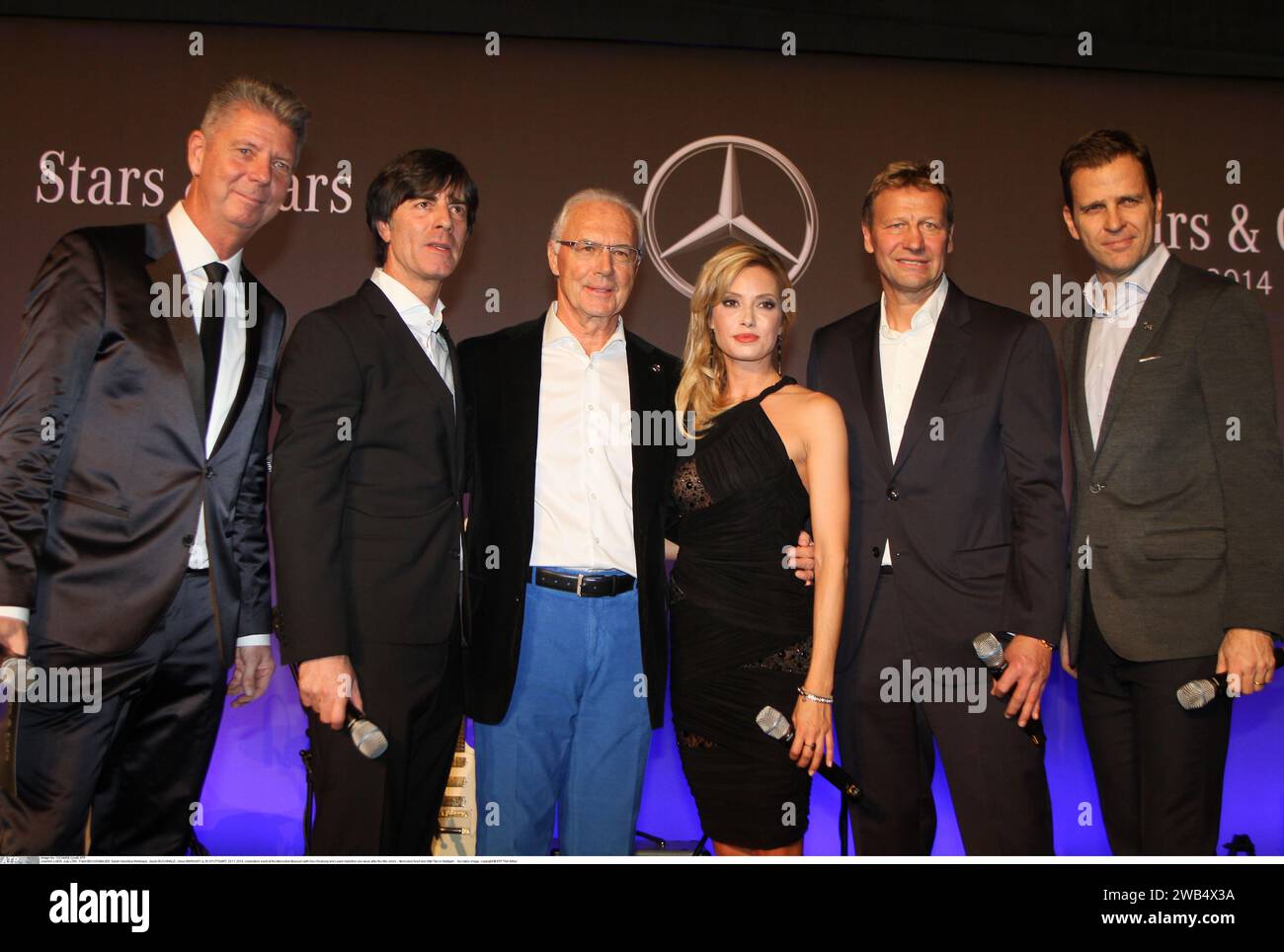 Stoccarda, Germania. 29 novembre 2014. La leggenda del calcio FRANZ BECKENBAUER è scomparsa il 7 gennaio 2024 - Joachim LOEW, Jogi L÷W - Franz BECKENBAUER, Sarah Valentina Winkhaus, Guido BUCHWALD, Oliver BIERHOFF (L-R) STOCCARDA; 29.11.2014, evento celebrativo al Mercedes Museum con Nico Rosberg e Lewis Hamilton una settimana dopo il titolo clinch. - Mercedes feiert den WM-Titel a Stoccarda - immagine a pagamento, copyright © ATP Thill Arthur (Thill Arthur/ATP/SPP) credito: SPP Sport Press Photo. /Alamy Live News Foto Stock