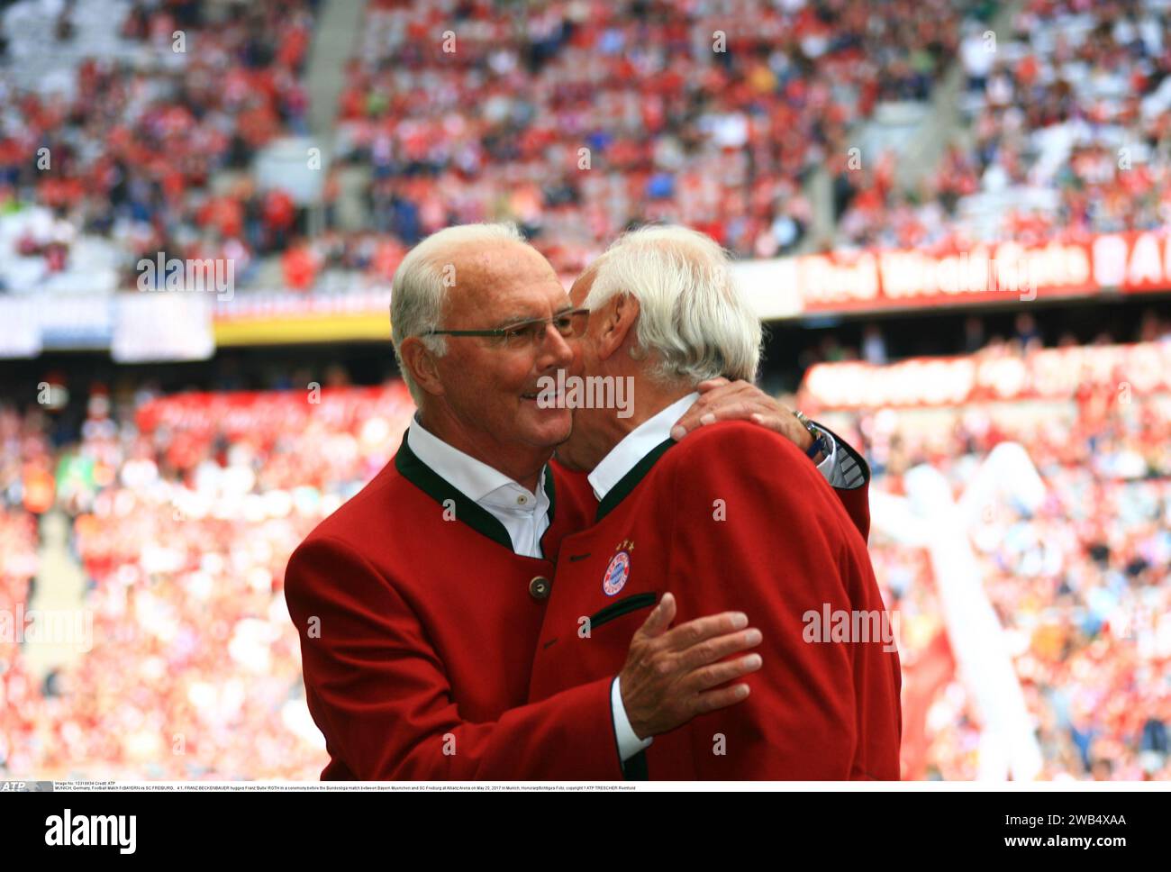 Monaco, Germania. 20 maggio 2017. La leggenda del calcio FRANZ BECKENBAUER è scomparso il 7 gennaio 2024 - MONACO DI BAVIERA, Germania, partita di calcio FcBAYERN vs SC FREIBURG, 4:1, FRANZ BECKENBAUER abbraccia Franz 'Bulle' ROTH in una cerimonia prima della partita di Bundesliga tra Bayern Muenchen e SC Freiburg all'Allianz Arena il 20 maggio 2017 a Monaco, Honorarpflichtiges foto; copyright? ATP TRESCHER Reinhold (TRESCHER Reinhold/ATP/SPP) credito: SPP Sport Press Photo. /Alamy Live News Foto Stock