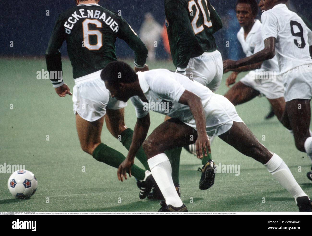 La leggenda del calcio FRANZ BECKENBAUER è scomparso il 7 gennaio 2024 a New York, USA, 1. Ottobre 1977; PELARE in azione durante una partita di calcio al NY COSMOS di New York - pioggia e partita di calcio notturna - 1. OTTOBRE 1977 calcio : Pele cambia maglia e gioca la seconda metà della partita per il suo vecchio club il Santos.Franz Beckenbauer (Cosmos) destra. 01/11/1977 - New York Cosmos vs Santos FC -. L'ultima partita di Pele. Al Giants Stadium di New York Honorarpflichtiges foto, immagine a pagamento, Copyright © ATP THILL Arthur (THILL Arthur/ATP/SPP) credito: SPP Sport Press Photo. /Alamy Live News Foto Stock