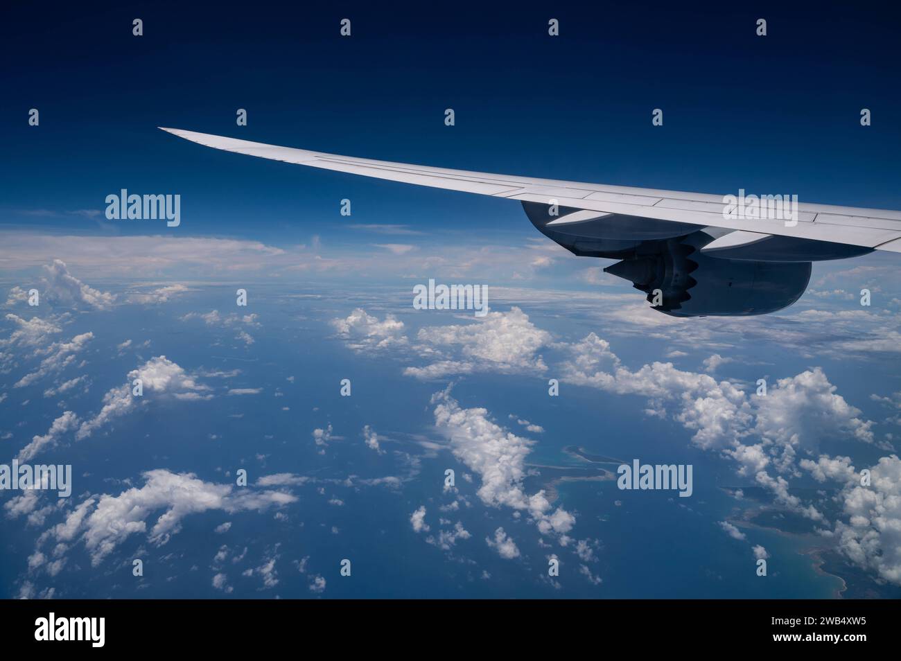 13.07.2023, Singapur, Republik Singapur, Asien - Blick aus einem Passagierflugzeug vom Typ Boeing 747-8 Jumbo Jet der Lufthansa auf den Fluegel und das Triebwerk waehrend des Fluges ueber den Wolken mit Reiseziel Singapur. *** 13 07 2023, Singapore, Repubblica di Singapore, Asia Vista da un aereo passeggeri Lufthansa Boeing 747 8 Jumbo Jet sull'ala e il motore durante il volo sopra le nuvole con destinazione Singapore Foto Stock