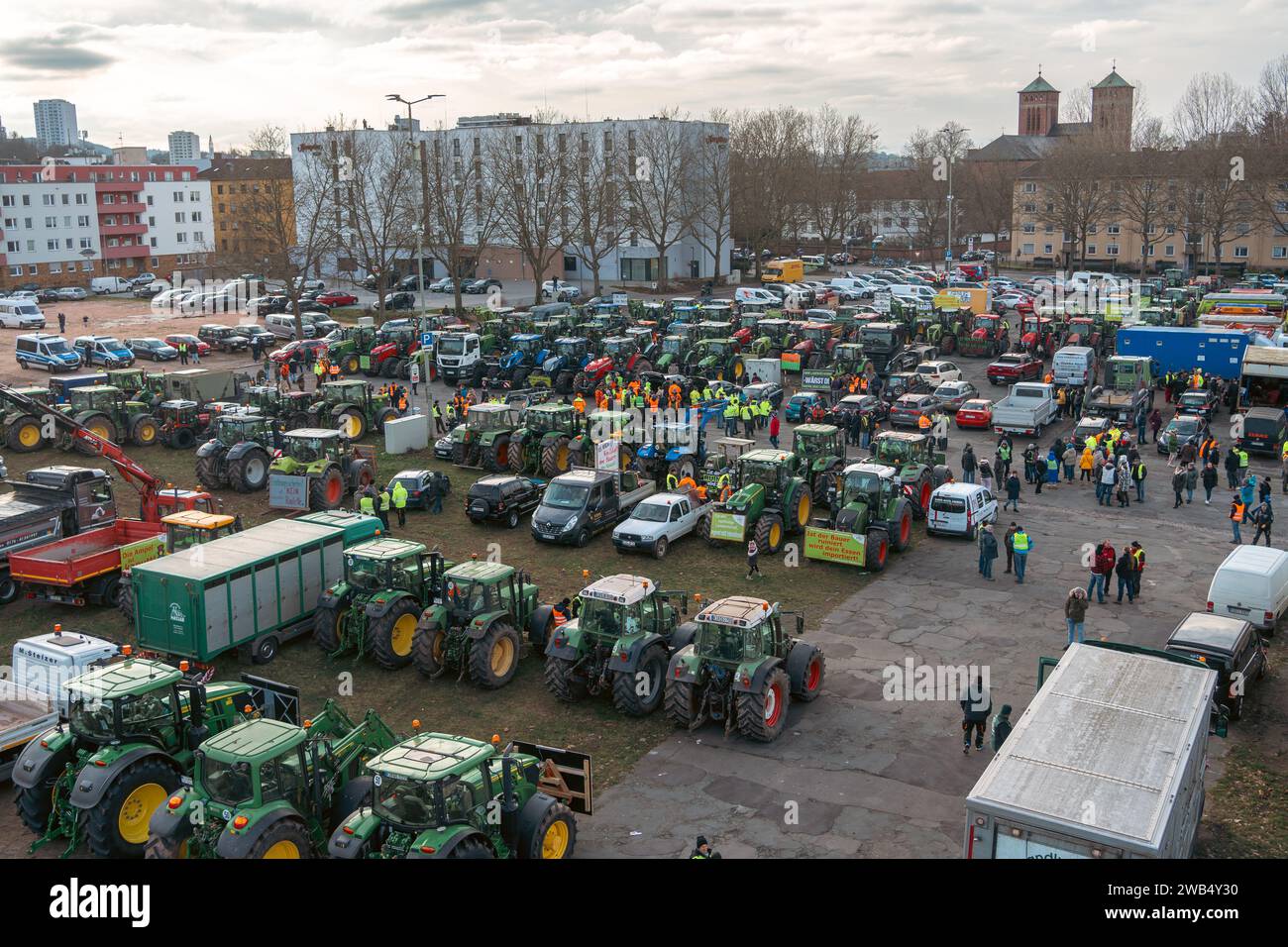 Kaiserslautern, Germania. 8 gennaio 2024. Colpo ad alto angolo contro un grande gruppo di