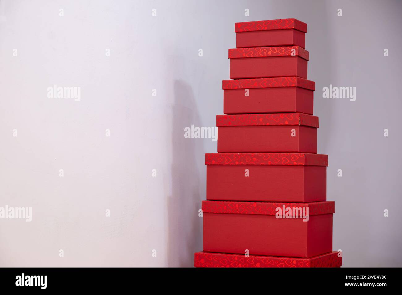 scatole regalo rosse di diverse dimensioni per san valentino e regali d'amore durante le feste e le celebrazioni Foto Stock