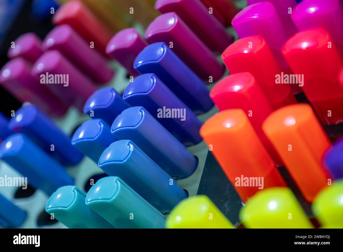 diversi tipi di inchiostri colorati utilizzati come evidenziatori e penne coloranti per bambini, sicuri e facili da pulire Foto Stock