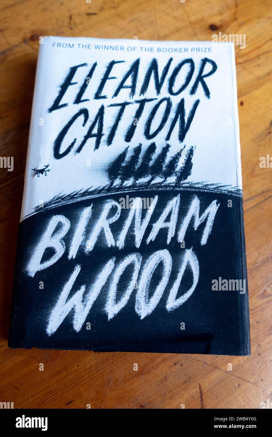 Birnham Wood copertina del libro pubblicata nel 2023 dalla scrittrice neozelandese Eleanor Catton su un tavolo di legno KATHY DEWITT Foto Stock