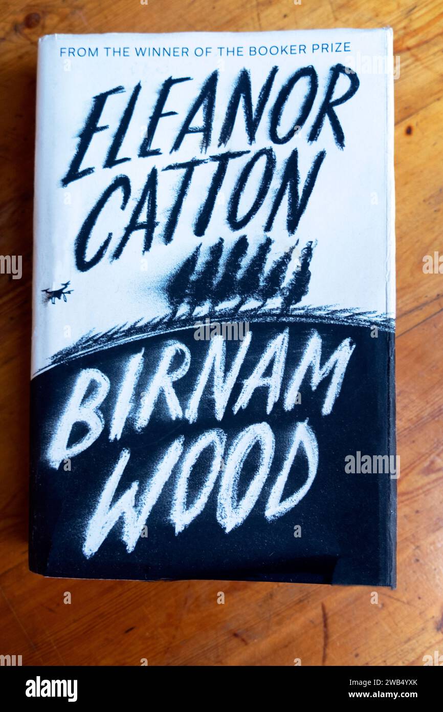 Birnham Wood copertina del libro pubblicata nel 2023 dalla scrittrice neozelandese Eleanor Catton su un tavolo di legno KATHY DEWITT Foto Stock