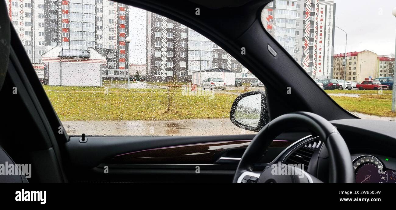 Immagine concettuale del finestrino dell'auto coperto da gocce di pioggia Foto Stock Immagine concettuale del finestrino dell'auto coperto da gocce di pioggia Foto Stock