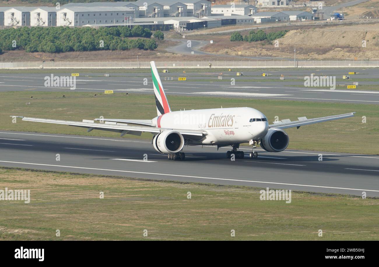 ISTANBUL, TURKIYE - 01 OTTOBRE 2022: Emirates SkyCargo Boeing 777-F1H (42231) atterrando all'aeroporto internazionale di Istanbul Foto Stock