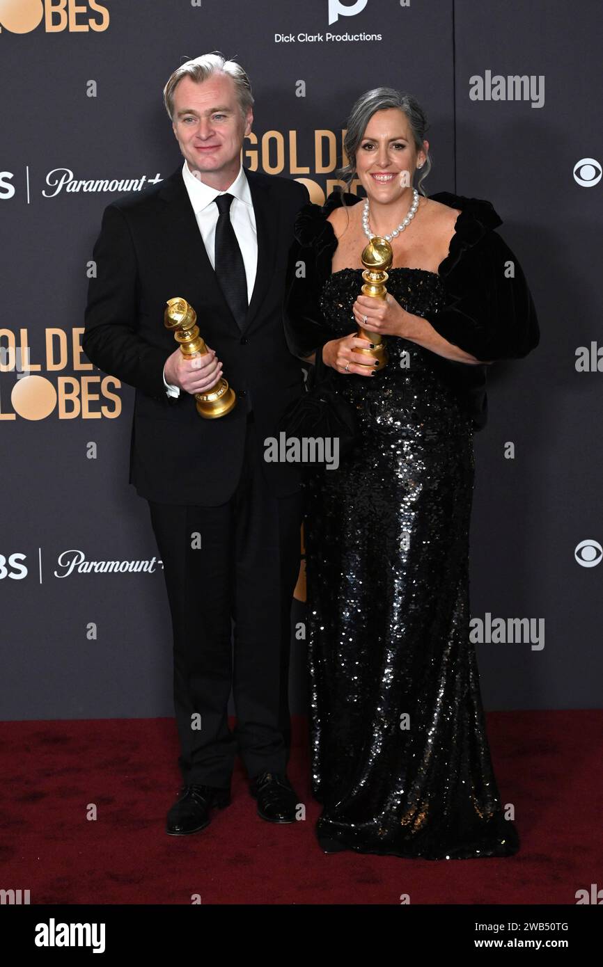 Christopher Nolan und Emma Thomas mit den Preisen für die beste Regie und das beste Drama 'Oppenheimer' bei der Verleihung der 81. Golden Globe Awards al Beverly Hilton Hotel. Beverly Hills, 07.01.2024 Foto Stock