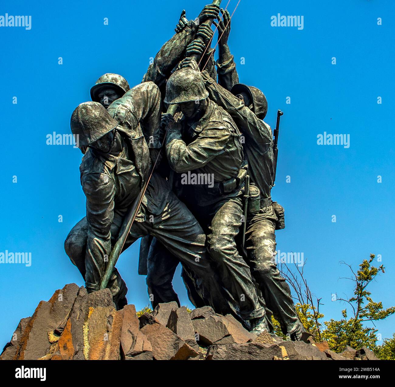 Washington DC, USA; 2 giugno 2023: Il corpo dei Marines degli Stati Uniti d'America Iwo Jima War Iwo Jima Memorial ad Arlington (Virginia), che porta la bandiera. Foto Stock