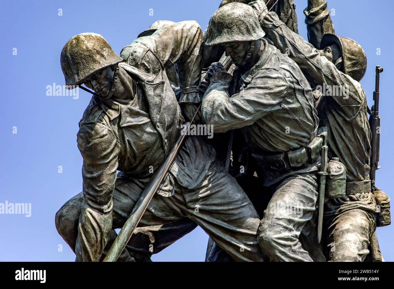 Washington D.C., USA; 2 giugno 2023: The Marine Corps Battle of Iwo Jima War Memorial con soldati eroi che portano la bandiera americana. Foto Stock