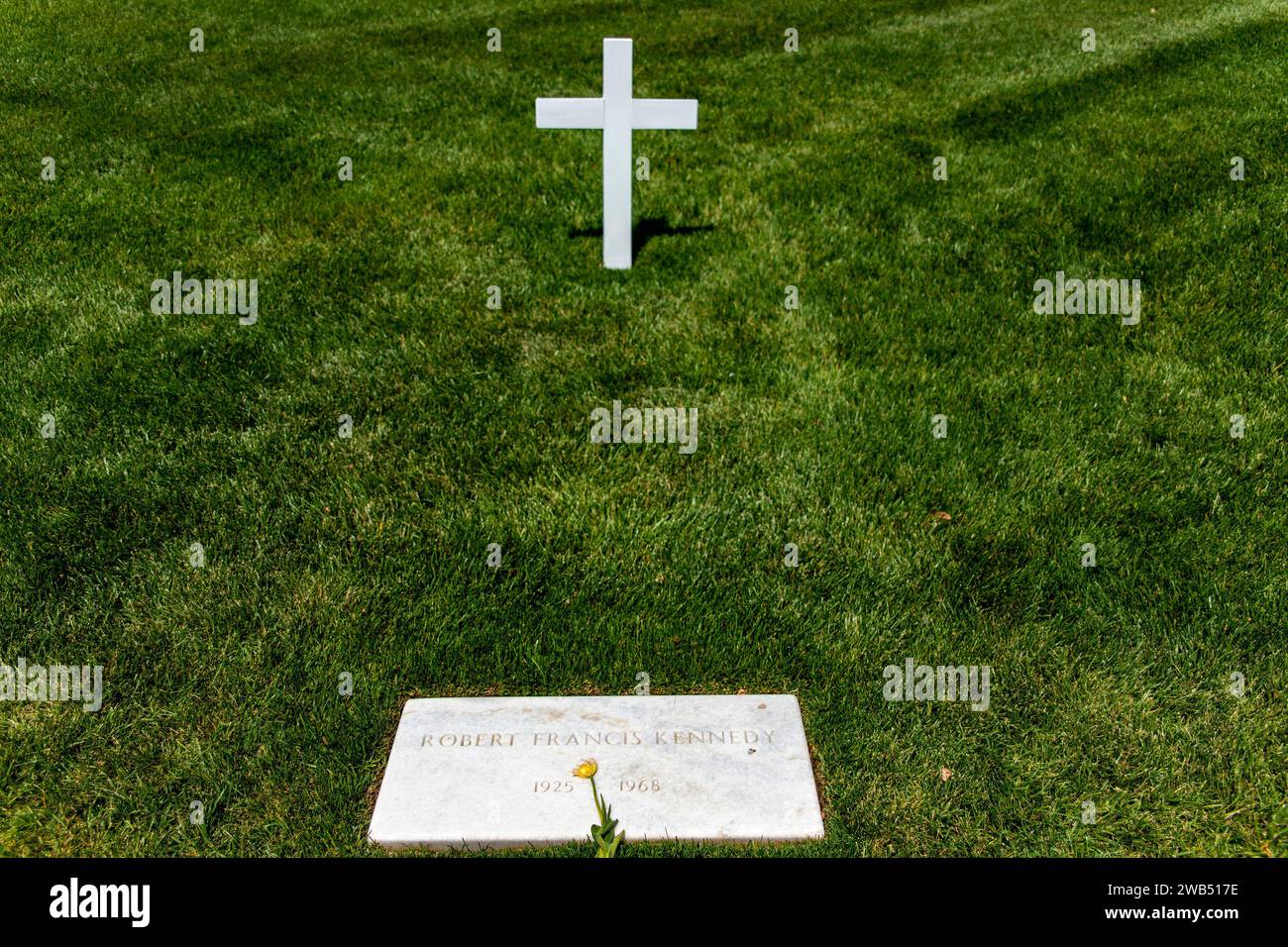 Washington DC, (USA); 2 giugno 2023: La tomba di Robert uno dei fratelli Kennedy al Cimitero militare Nazionale di Arlington. Foto Stock