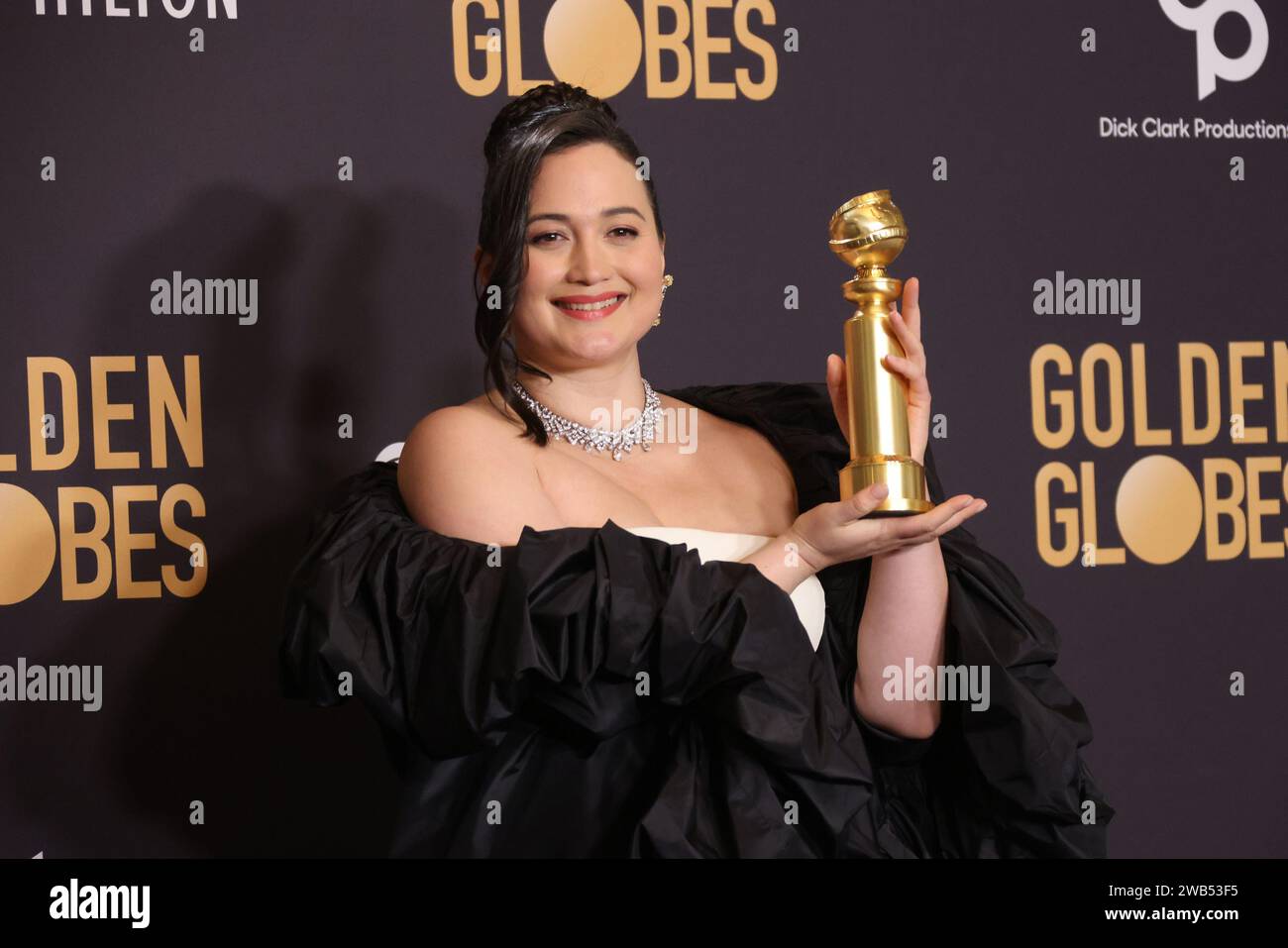 Beverly Hills, USA. 7 gennaio 2024. Lily Gladstone, vincitrice del premio Best Performance by a Female Actor in a Motion Picture - Drama Award per "Killers of the Flower Moon", si pone nella sala stampa durante il 81° Golden Globe annuale al Beverly Hilton il 7 gennaio 2024 a Beverly Hills, California. Foto: Crash/imageSPACE credito: Imagespace/Alamy Live News Foto Stock