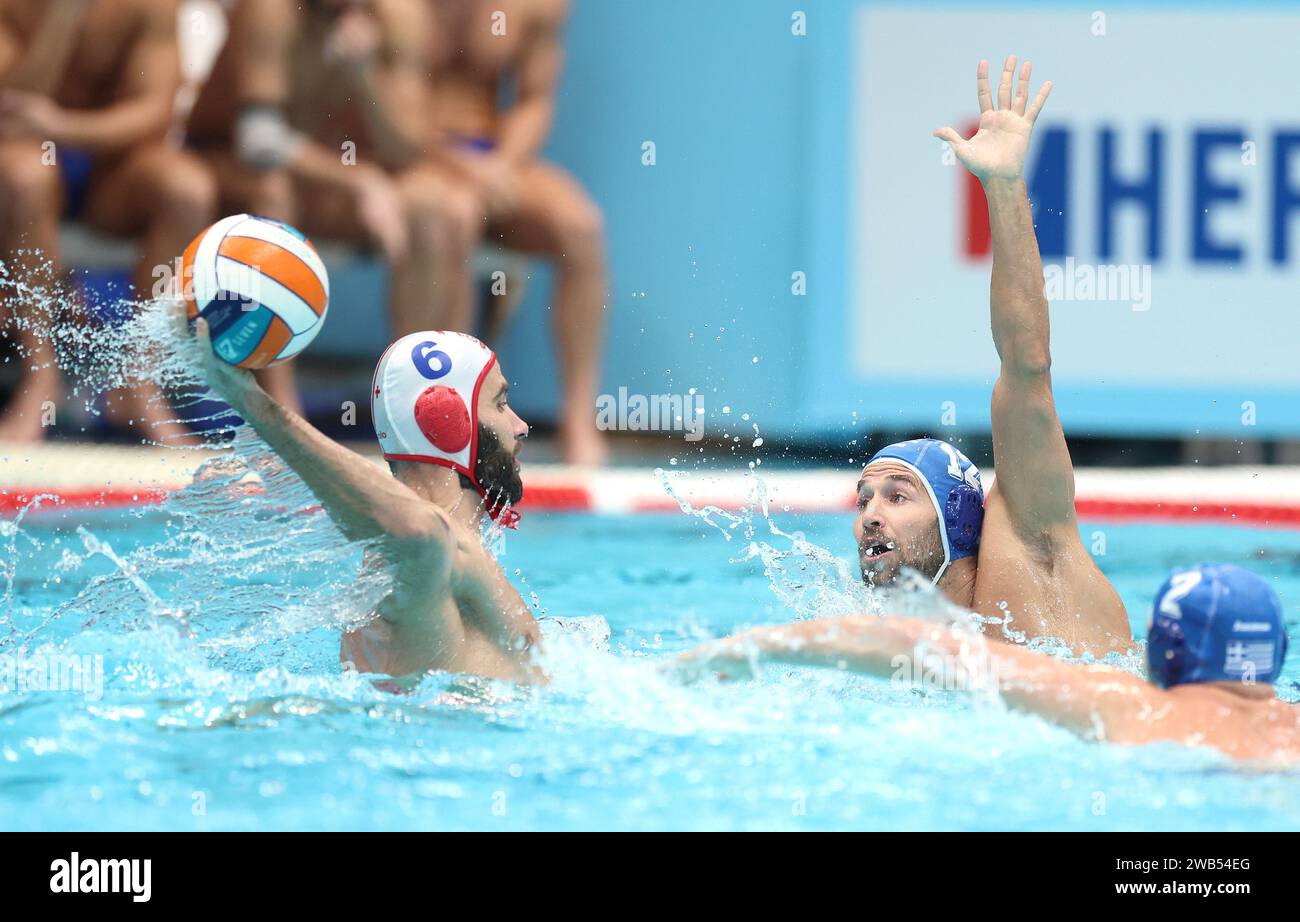 Zagabria, Croazia. 8 gennaio 2024. ZAGABRIA, CROAZIA - 8 GENNAIO: Marko Jelaca della Georgia e Angelos Vlachopoulos della Grecia in azione durante il turno preliminare del Campionato europeo di pallanuoto maschile gruppo B tra Georgia e Grecia a Mladost Pool l'8 gennaio 2024 a Zagabria, Croazia. Foto: Sanjin Strukicl/PIXSELL credito: Pixsell/Alamy Live News Foto Stock